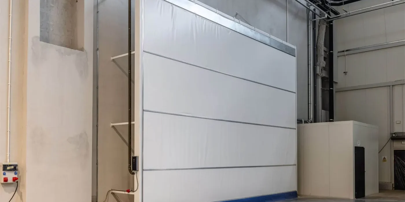 Zamknięta brama materiałowa wewnątrz hali przemysłowej
