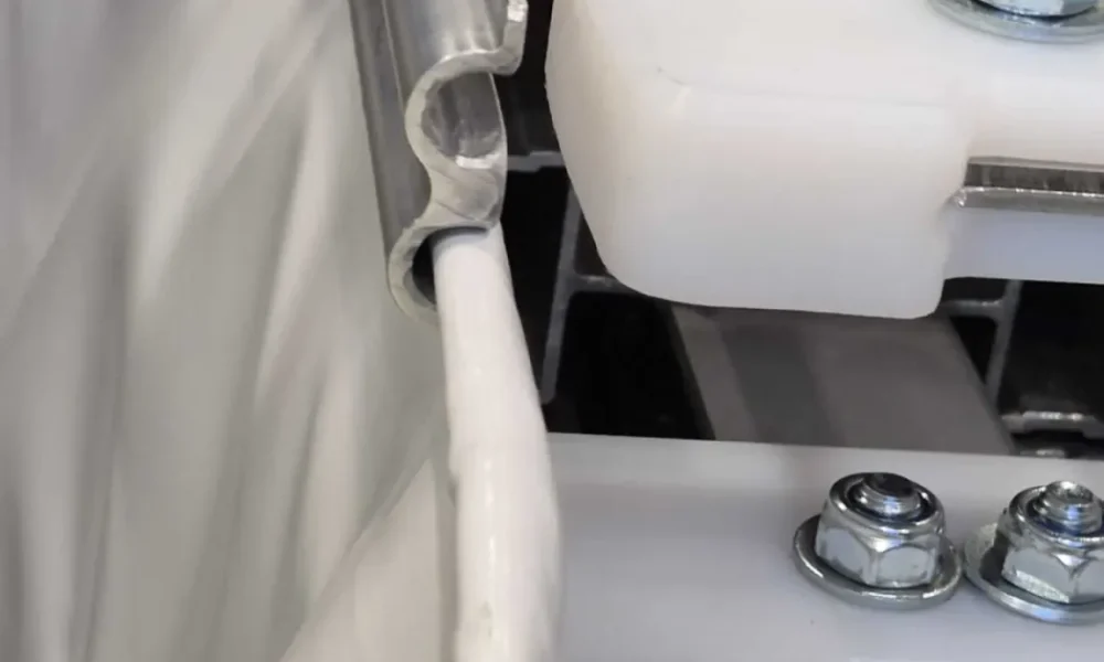 Prowadnica, keder i rolka nylonowa bramy materiałowej w zbliżeniu